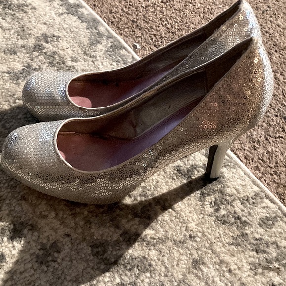 Women’s size 10 sequin heels - Picture 2 of 3